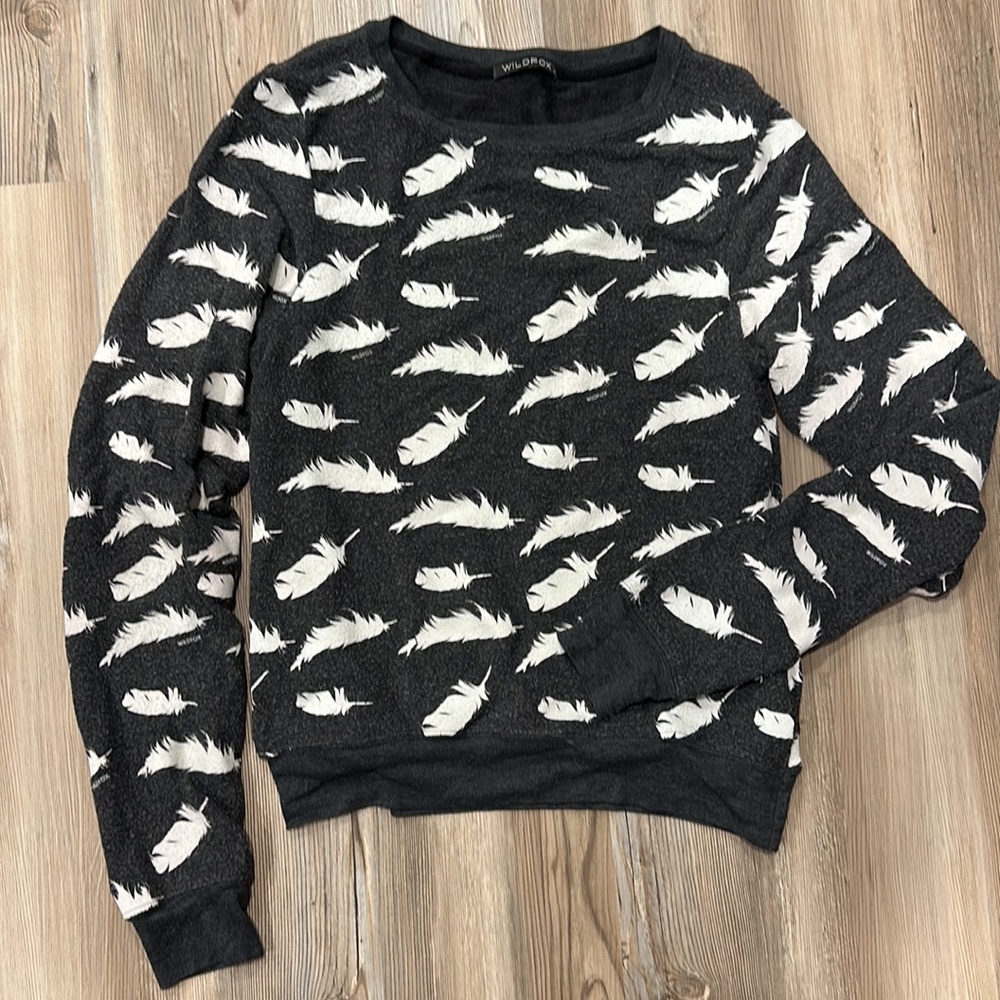 Wild fox top with feathers print sweatshirt